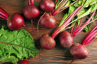 Ahşap masa yapraklarda ile genç pancar yakın çekim