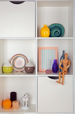 farklı ev nesnelerle raflar