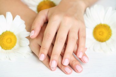 kadın el ile Fransız manikür