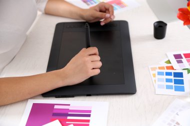 Grafik tablet üzerinde çizim sanatçı