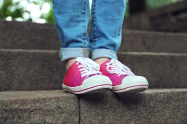 Kadın pembe lastikbotlar ayaklarda