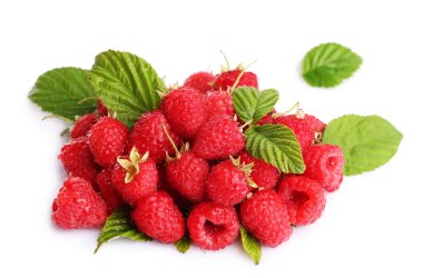 Beyaza izole edilmiş taze ahududu