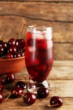 Bir bardak kiraz suyu.