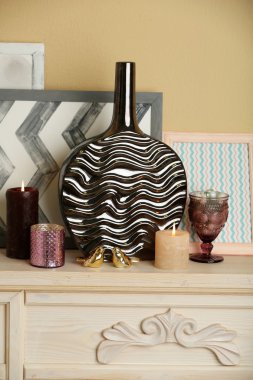 Odasında şömine dekorasyonu ile modern vazo