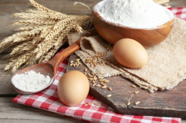 Tahta masada un ve buğday.