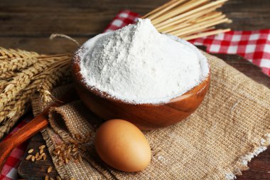 Tahta masada un ve buğday.