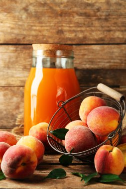 Olgun şeftali ve ahşap zemin üzerine suyu