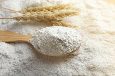 Tahta kaşık beyaz un üzerinde