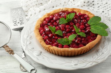 Ahududu ahşap tablo ile tart