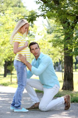 Koca Park olan hamile kadın