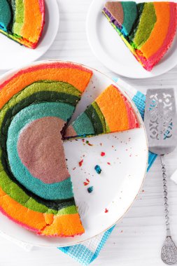 Lezzetli gökkuşağı pasta plaka, açık renkli üzerinde