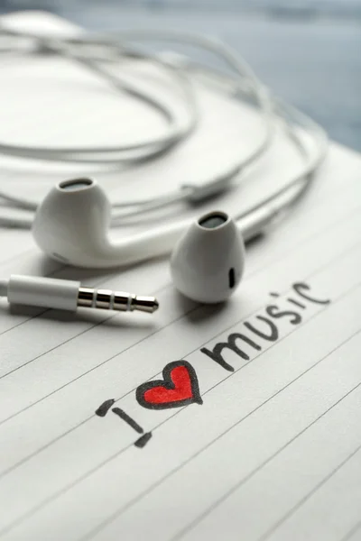 Fones de ouvido no notebook com texto I Love Music, close-up — Fotografia de Stock