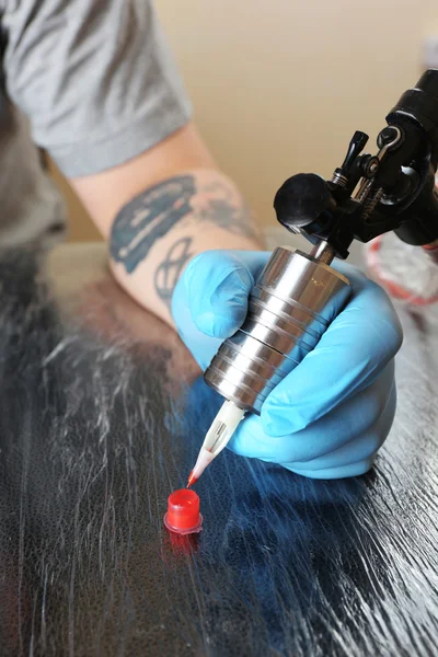 Tattoo kunstner på arbejde close up - Stock-foto