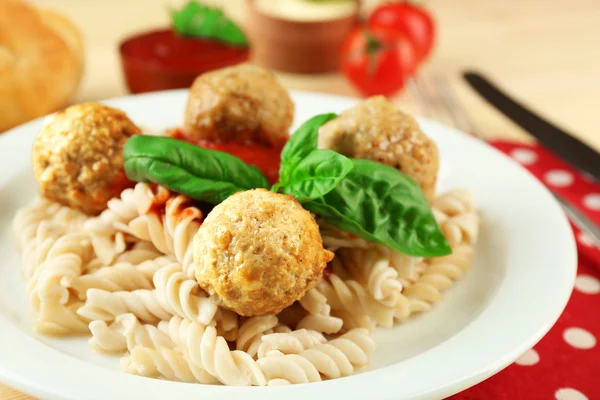 Pasta met gehaktballen op plaat, op houten tafel achtergrond — Stockfoto