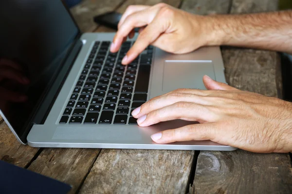 Uomo che lavora sul computer portatile — Foto Stock