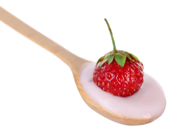 Délicieux yaourt à la cuillère avec fraise isolé sur blanc — Photo