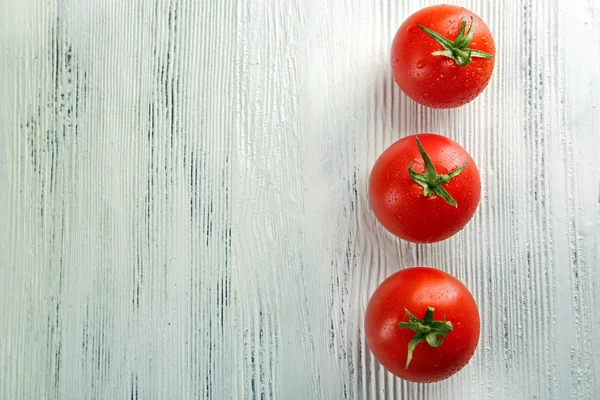 Tomates cherry sobre fondo de madera —  Fotos de Stock
