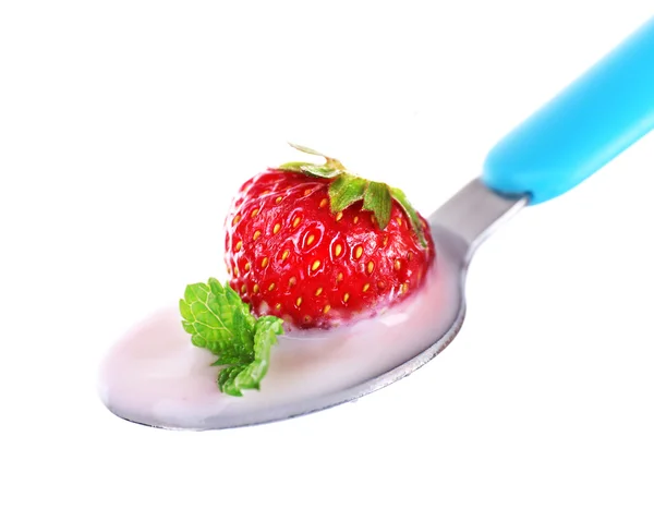 Iogurte delicioso em colher com morango e hortelã isolados em branco — Fotografia de Stock