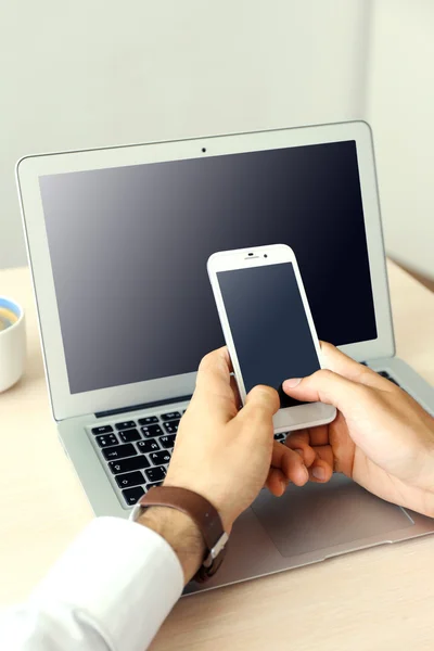 Hombre usando teléfono móvil — Foto de Stock