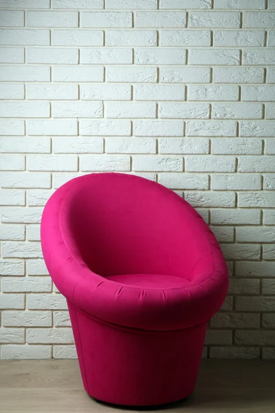 Chaise moderne sur fond de mur de briques — Photo