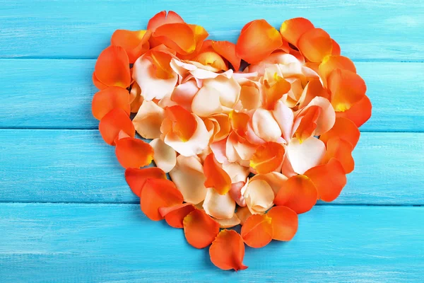 Schönes Herz aus Rosenblättern — Stockfoto