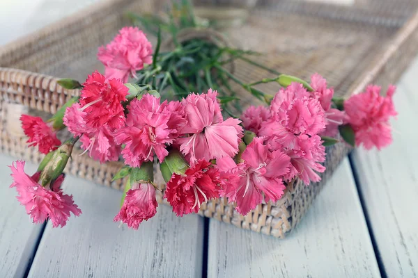 Beau bouquet d'oeillet rose sur table en bois gros plan — Photo