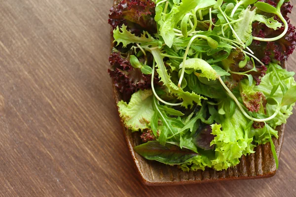 Placa de ensalada verde mixta fresca en la mesa de madera de cerca —  Fotos de Stock