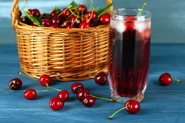 Glass of fresh juice with cherries on wooden table close up — Stock Photo, Image