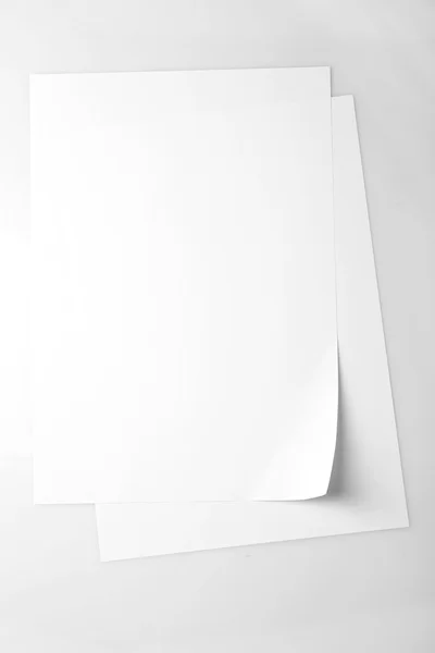 Vita pappersark på vit bakgrund — Stockfoto