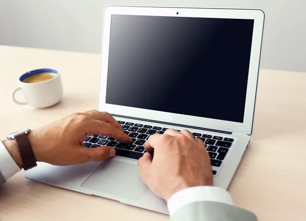 Homme travaillant avec un ordinateur portable au bureau — Photo