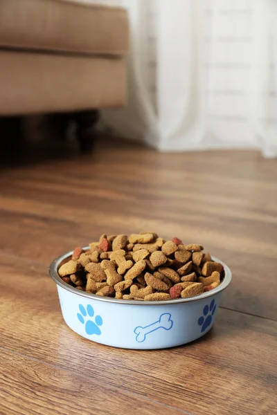 Comida para perros en tazón en el suelo en casa — Foto de Stock