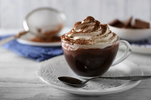 Taza de café con crema sobre fondo de madera de color —  Fotos de Stock