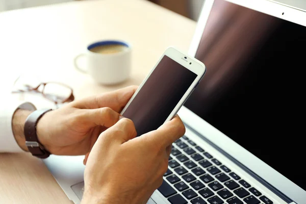 Homem usando telefone celular no escritório — Fotografia de Stock