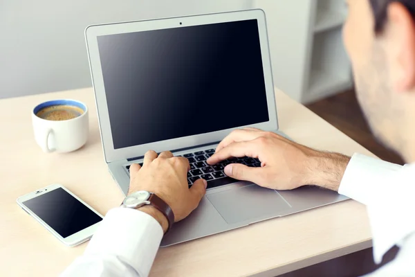 Uomo che lavora con il computer portatile in ufficio — Foto Stock