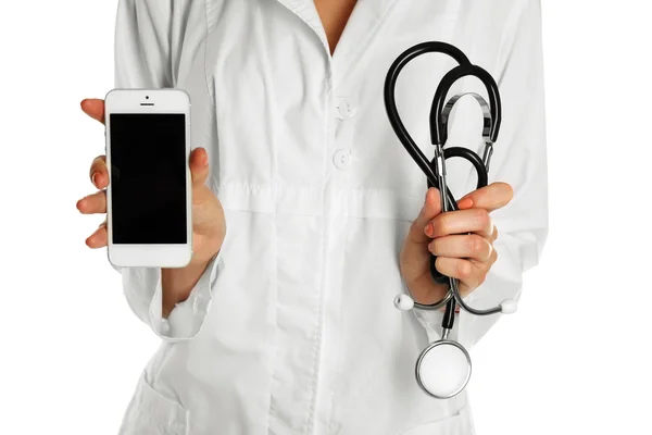 Arts met een stethoscoop en slimme telefoon, geïsoleerd op wit — Stockfoto