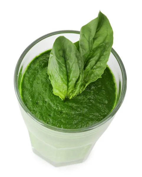 Vaso de jugo de verdura verde con albahaca aislada sobre blanco — Foto de Stock