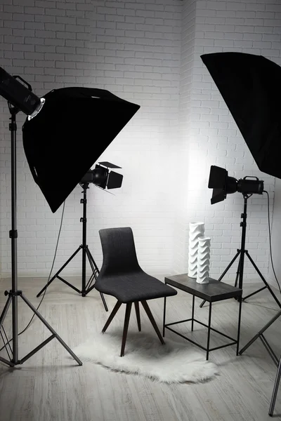 Studio fotografico con interni moderni e attrezzature di illuminazione — Foto Stock