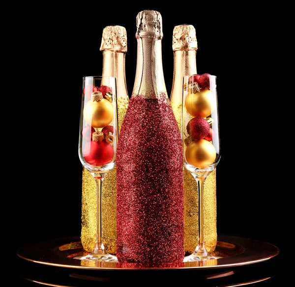 Dekorativa champagne flaskor på mörk bakgrund — Stockfoto