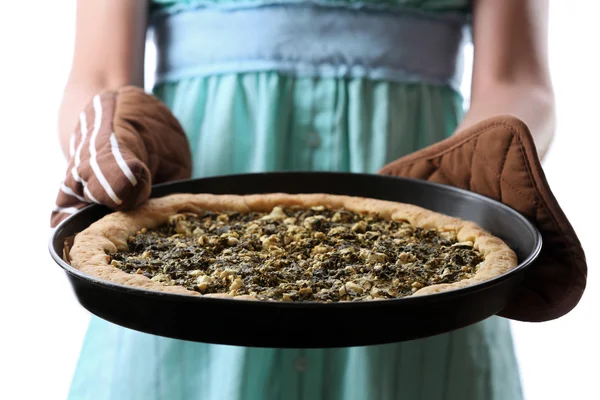 Femme tenant tarte ouverte avec des épinards gros plan — Photo