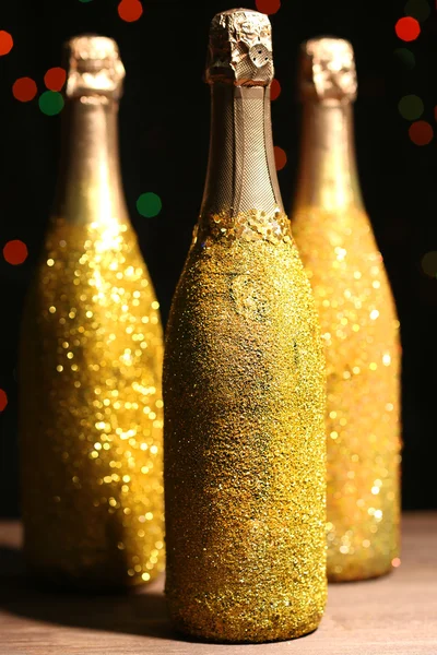 Botellas decorativas de champán sobre fondo manchado de colores oscuros — Foto de Stock