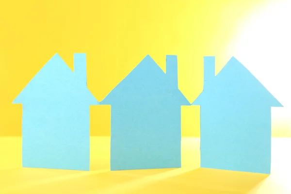 Colore case di carta su sfondo giallo — Foto Stock
