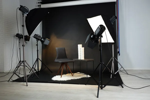 Estudio fotográfico con interior moderno y equipo de iluminación —  Fotos de Stock