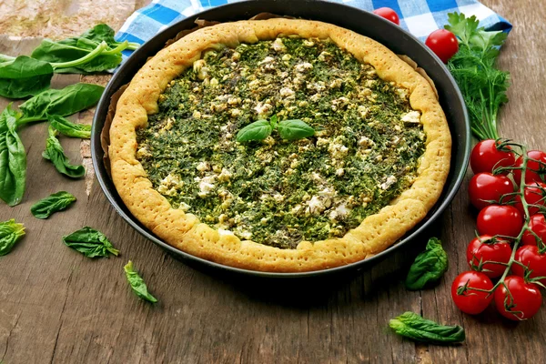 Pastel abierto con espinacas y cereza de tomate en la mesa de cerca —  Fotos de Stock