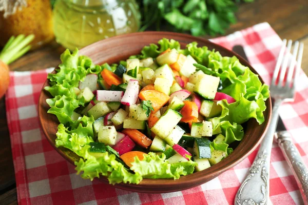 Cuenco de madera de ensalada de verduras frescas en la servilleta, primer plano — Foto de Stock