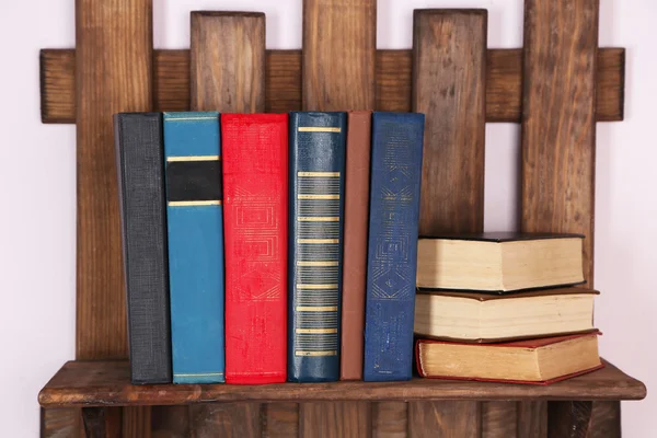 Rak kayu dengan buku-buku di dinding, close-up — Stok Foto