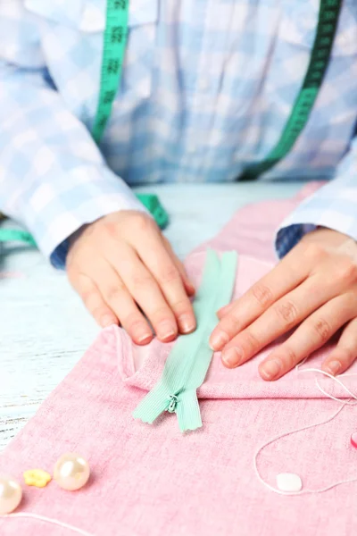 Mãos fechadas de costureira no trabalho com tecido de tecido — Fotografia de Stock