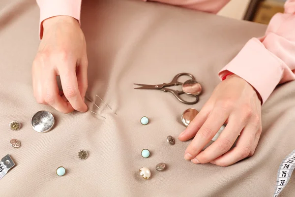 Closeup hands of seamstress at work with cloth fabric — Stock Photo, Image