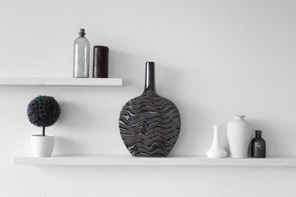 Vases décoratifs sur étagère en bois — Photo