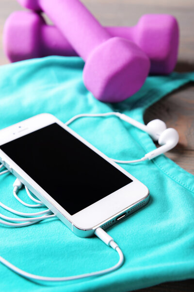 Мобильный телефон и наушники с набором для спорта
