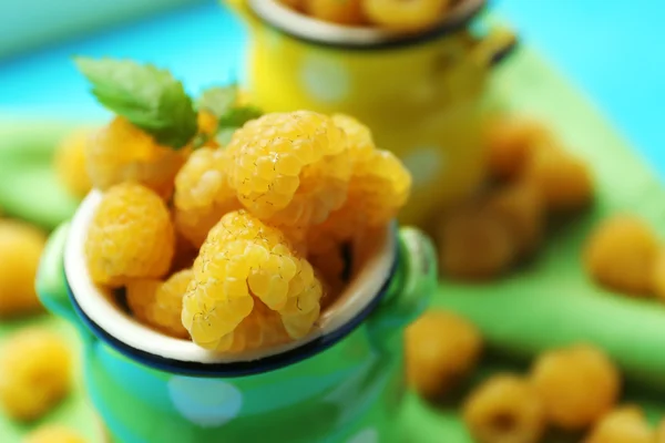 Yellow raspberries in cups — Stock Photo, Image